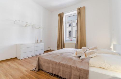 Wiesbaden Apartment | 3 BR Apartment - ZENTRAL - GERÄUMIG - PARKHAUS - WIFI - KAFFEE - NETFLIX