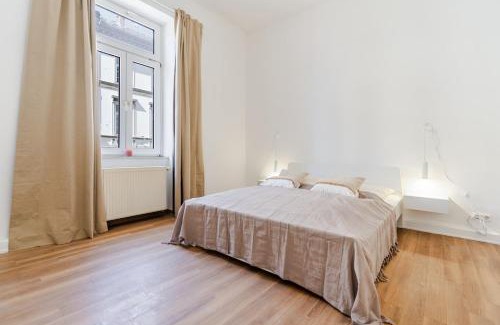 Wiesbaden Apartment | 3 BR Apartment - ZENTRAL - GERÄUMIG - PARKHAUS - WIFI - KAFFEE - NETFLIX
