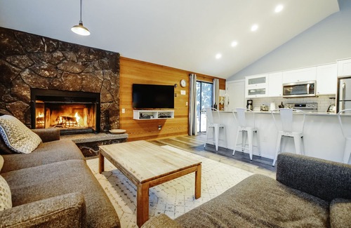 Black Butte Ranch House | 3 BR Home, 1 Block to Glaze Meadow Recreation Complex , Hot Tub, Dogs Welcome