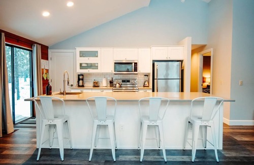Black Butte Ranch House | 3 BR Home, 1 Block to Glaze Meadow Recreation Complex , Hot Tub, Dogs Welcome