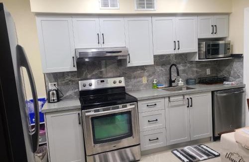 The Pocket Apartment | 3 BR House in Toronto Downtown