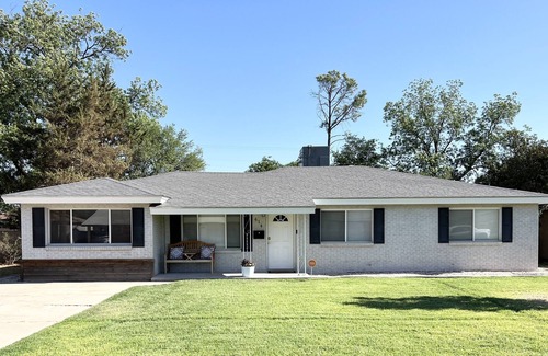 Hobbs House | 3 BR House with HUGE fenced Yard
