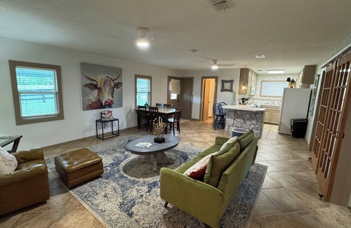 Burton House | 3-Br Nature Oasis in rolling hills of Burton, 15 minutes from Round Top