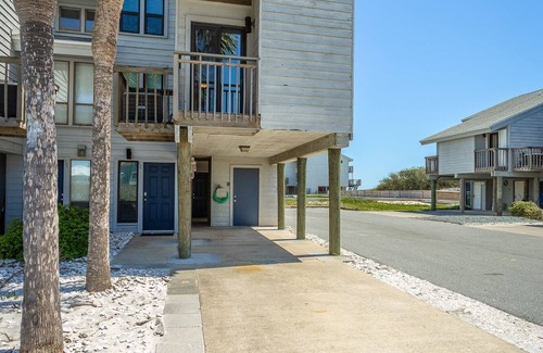 East End Condo | 3 BR Pet Friendly East End Condo with community pool