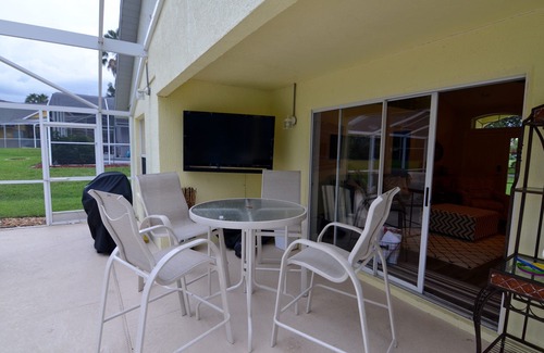 Haines City House | 3 BR VILLA. Large pool. Hot tub. 25 min to Disney. 2 King Size Beds, 1 queen