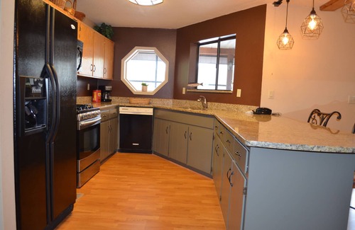 Topton House | 3 BR w/Loft Gated Waterfront home. Lake/mountain views! Private dock. Sleeps 8