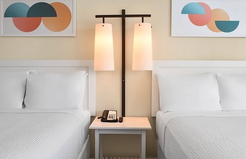 Honolulu Hotel | 3 Convenient Units, The Twin Fin Hotel, Ocean Front Two Doubles with Lanai
