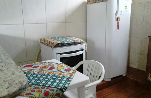 Tamoios House | 3 cozy studio apartments, cable TV, close to the beach and river.