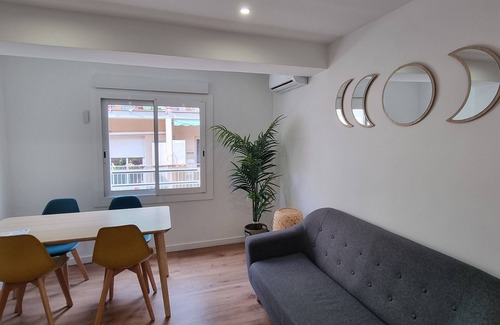 Cornella de Llobregat Apartment | 3 Dormitorios con un Balcón Ideal Para Familias o Viajes de Negocios