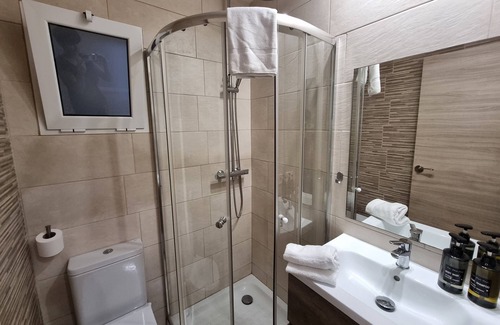Cornella de Llobregat Apartment | 3 Dormitorios con un Balcón Ideal Para Familias o Viajes de Negocios