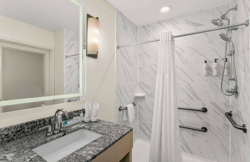 Downtown Baltimore Hotel | 3 Downtown Rooms | Short Drive to Baltimore Museum of Art and National Aquarium