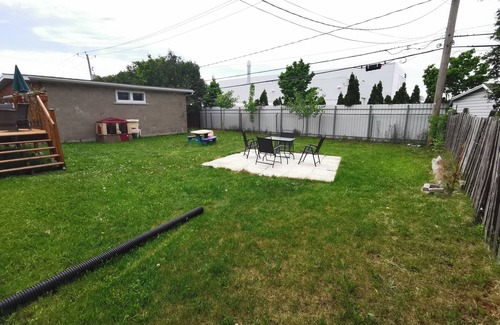 Brossard House | 3 free parking,15 mins to old Montreal port(Pet Friendly)