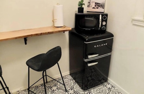 Mariposa Apartment | #3 Historic 1930’s studio -King Bed- Kitchenettenn