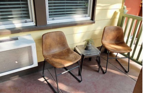 Mariposa Apartment | #3 Historic 1930’s studio -King Bed- Kitchenettenn