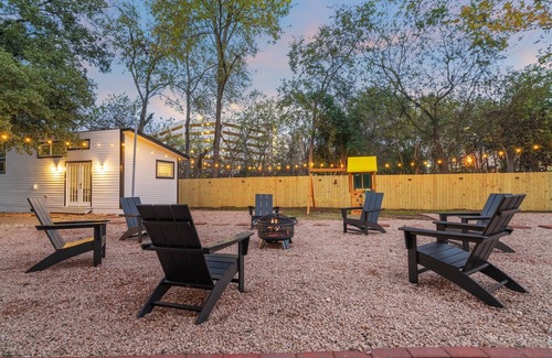 South Manchaca Villa | 3 in 1 Villa | Swing Set | Game Room | Dogs Ok