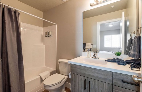 Cedar City Apartment | 3 KINGS | 400+ Wi-Fi | National Parks | Long Stays