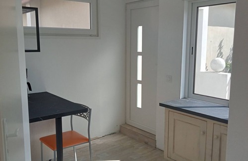Le Pontet Apartment | 3 kms from Avignon, quiet 40 m² studio, ideal for 2 people