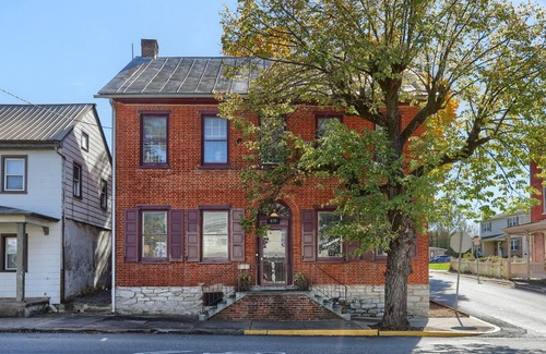 Annville House | 3 Levels w/Gameroom, Firepit, Grill Near Hershey Walkable To Restaurants & Bars