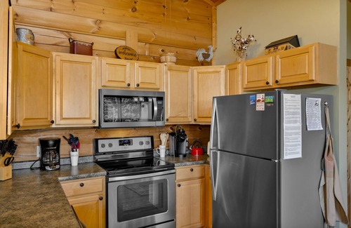Settlers Ridge House | 3 Master Suites - Long Mountain Views Every Room - Gated - Fire Pit - Fire Place