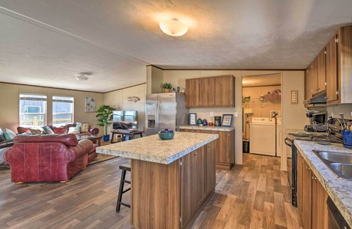 Port O Connor House | 3 Mi to Beach: Home w/Deck in Port O'Connor!