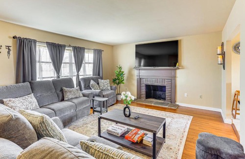 Sinking Spring House | 3 Mi to Berkshire Mall Suburban Stay with Yard!