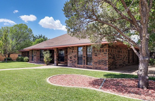 Roswell House | 3 Mi to Downtown Roswell: Home w/Patio + Yard