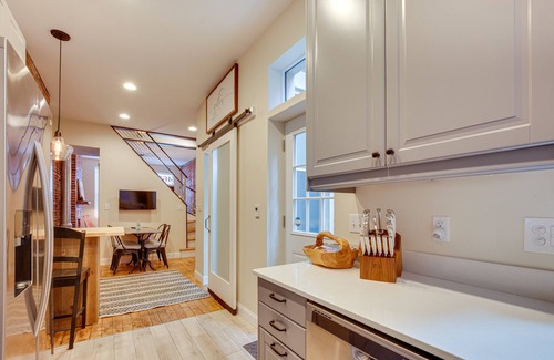 Lawrenceville House | 3 Mi to Dtwn: Charming Row House in Pittsburgh