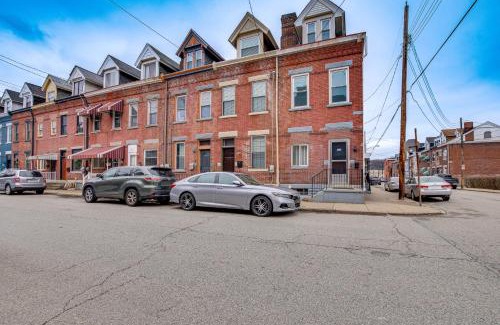 Lawrenceville House | 3 Mi to Dtwn Charming Row House in Pittsburgh