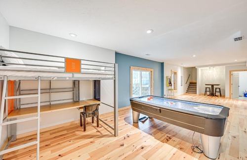South Haven House | 3 Mi to Dtwn Family-Friendly Home in South Haven!