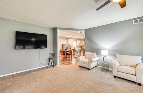 South Haven House | 3 Mi to Dtwn Family-Friendly Home in South Haven!