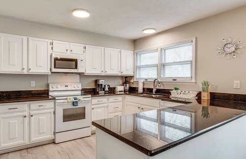 Terry Sanford House | 3 Mi to Dtwn Fayetteville: Home w/Pool Table