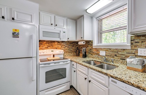 Hickory Apartment | 3 Mi to Dtwn: Hickory Home Base w/Patio!