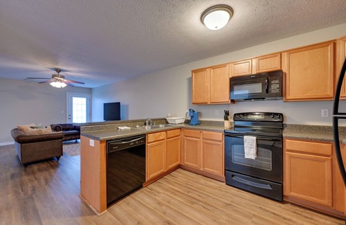 Elizabethtown Apartment | 3 Mi to Dtwn: Pet-Friendly Apt in Elizabethtown!
