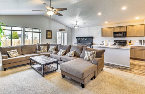Caldwell House | 3 Mi to Lake Lowell: Caldwell Home w/Yard & Grill
