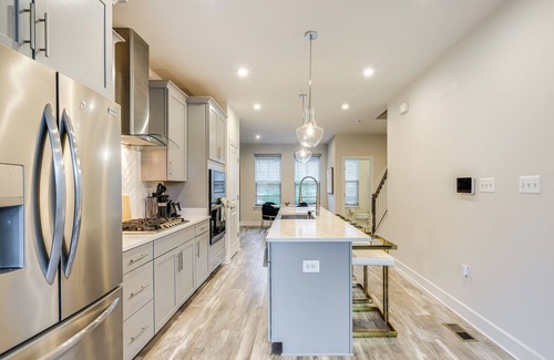 Largo House | 3 Mi to NW Stadium: Modern Retreat in Largo