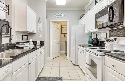 Foley Condo | 3 Mi to OWA: Modern Condo w/Resort Pool!