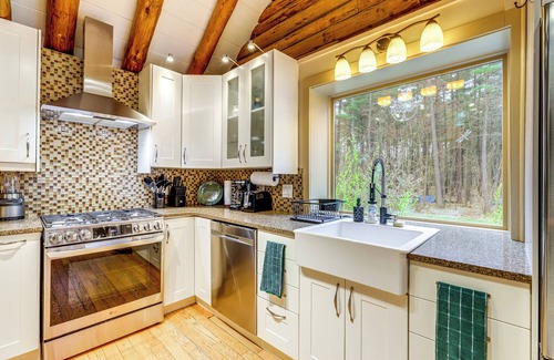Sunderland Cabin | 3 Mi to UMass Amherst: Peaceful New England Cabin