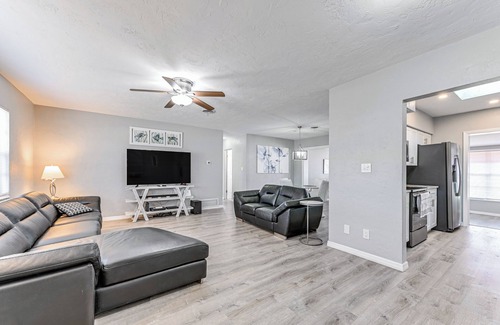 Venice Gardens House | 3 Mi to Venice Beach: Pet-Friendly Home w/Yard