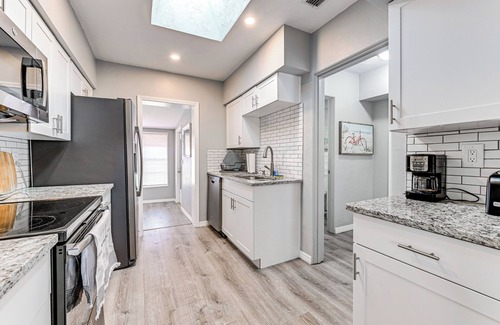 Venice Gardens House | 3 Mi to Venice Beach: Pet-Friendly Home w/Yard