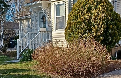 Wakefield-Peacedale Apartment | 3 Miles to Narragansett Beach! Avoid the traffic by staying in Wakefield!
