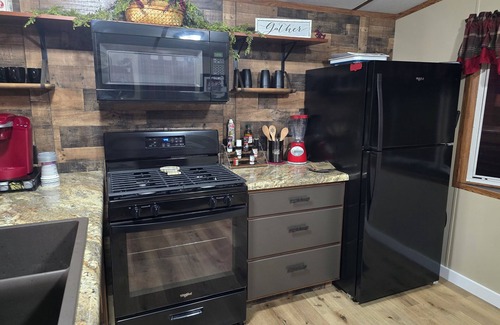 Bonnie House | 3 Miles to Rend Lake. 2 bedroom mobile home - unique cabin like feel. Sleeps 5.