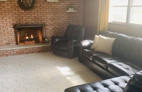 Frankenmuth House | 3 Min Drive to Bronner's! Breakfast with Private Chef!