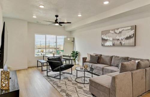 People's Freeway House | 3 Min to DT 2 Car Garage Lux Townhome King Bed