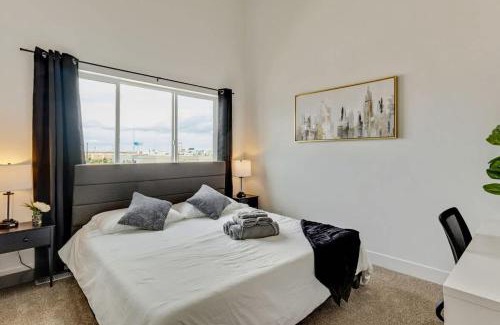 People's Freeway House | 3 Min to DT 2 Car Garage Lux Townhome King Bed