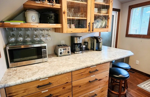 Overlook Park Cabin | 3 Min to SHARC with 8 Passes! Private Hot Tub, Quite Cul-de-sac w/PS4 & BBQ