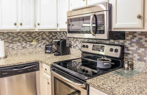 South Beach Condo | 3 Min Walk to Beach & Marina-Free Bikes/Pool/Tennis