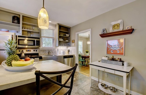 Saint Simons Island House | 3-Min Walk to Beach Dog-Friendly 1940s Charm St. Simons Island