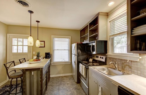 Saint Simons Island House | 3-Min Walk to Beach Dog-Friendly 1940s Charm St. Simons Island