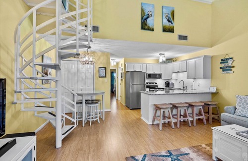 Emerald Isle Condo | 3-min Walk to Beach! Cozy 2-Bed Condo in Emerald Isle with Heated In-Door Pooln