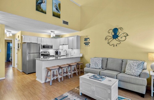 Emerald Isle Condo | 3-min Walk to Beach! Cozy 2-Bed Condo in Emerald Isle with Heated In-Door Pooln